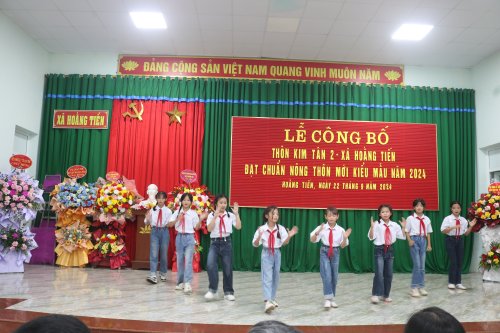 A group of children performing on stage

Description automatically generated